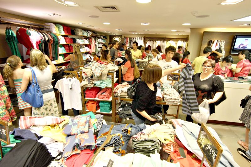 Movimento em shopping no Natal de 2011: boa parte dos temporários contratados para trabalhar no fim de ano acabaram efetivados | Ivonaldo Alexandre/ Gazeta do Povo