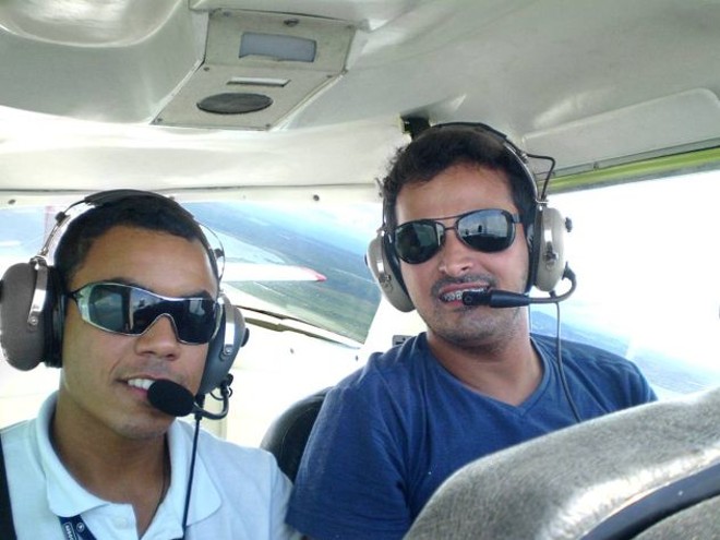 Ederlei Alcantara (à direita) conseguiu terminar o curso de piloto privado com a ajuda de uma bolsa da Anac e agora segue o de piloto comercial | 