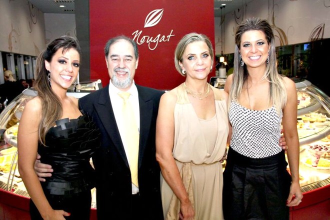Complexo gastronômico- As irmãs Madelon e Caroline Xavier comemoram o sucesso do lançamento do Complexo Gastronômico Nougat, que reúne confeitaria, cafeteria, empório e espaço para happy hour no térreo do Shopping Itália. As empresárias, ladeadas pelos pais Osni Xavier e Neocimar Polak, celebraram a abertura do novo empreendimento | 