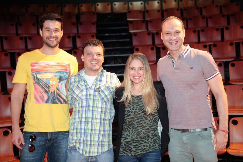 Os atores Sergio Marone (à esq.) e Juliana Baroni e o diretor João Fonseca (à dir.), da peça "Escravas do Amor", com Leandro Knopfholz, diretor-geral do Festival de Curitiba, ontem de manhã no Teatro do Paiol. Os três vieram participar da coletiva de imprensa para a apresentação das atrações do evento, que ocorre de 27 de março a 8 de abril (veja matéria completa no Caderno G) | Daniel Sorrentino