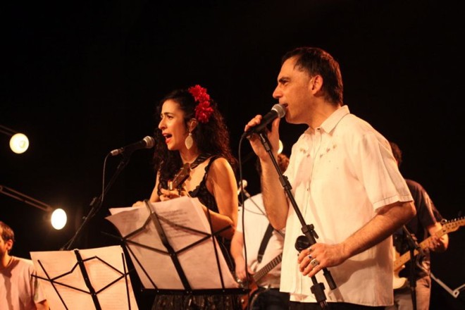 A cantora Marisa Monte acompanhada de Arnaldo Antunes: ela, mais conformada aos padrões, enquanto seu parceiro investe mais na inovação |