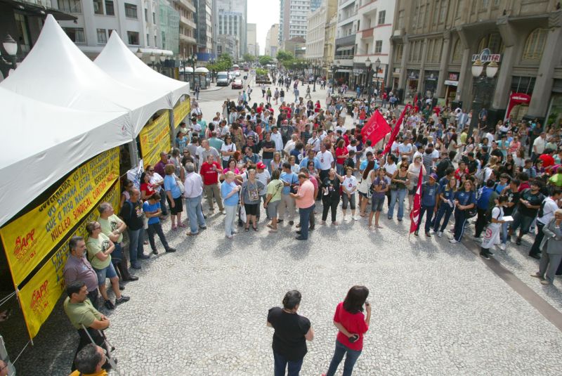 Cerca de 500 pessoas se reuniram na manhã de ontem no Centro de Curitiba | Marcos Borges/Tribuna do Paraná