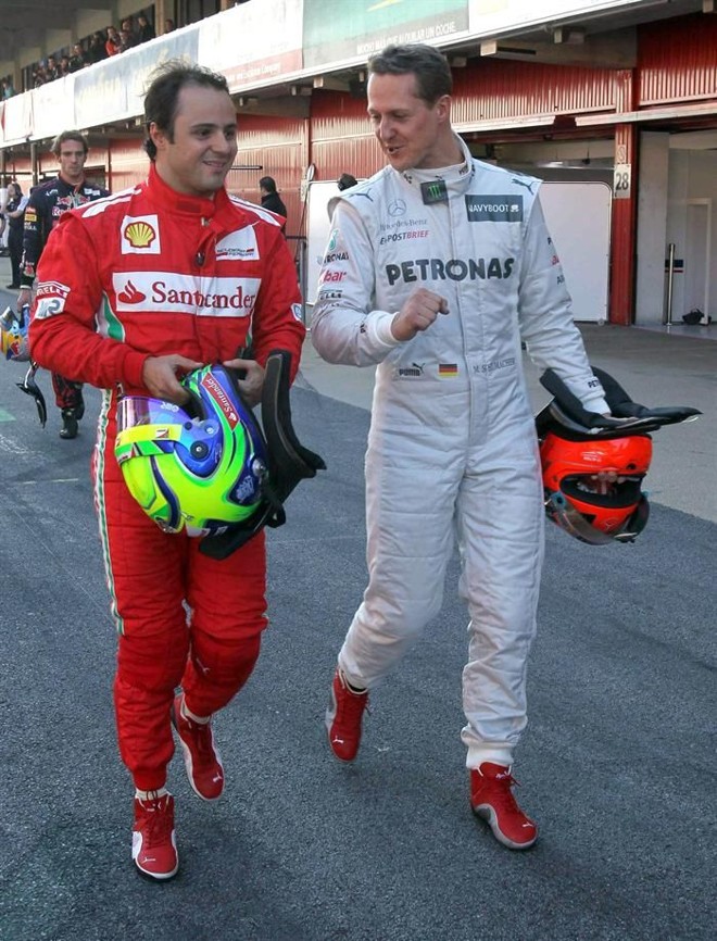 Massa conversa com Schumacher no fim dos testes desta quinta-feira em Barcelona | Toni Albir / EFE