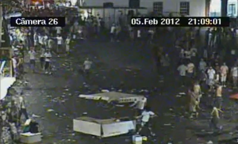 Imagens mostram uma grupo puxando uma barraca que estava montada para o meio da calçada e pegam partes de barracas já desmontadas para formar uma espécie de barricada | Reprodução