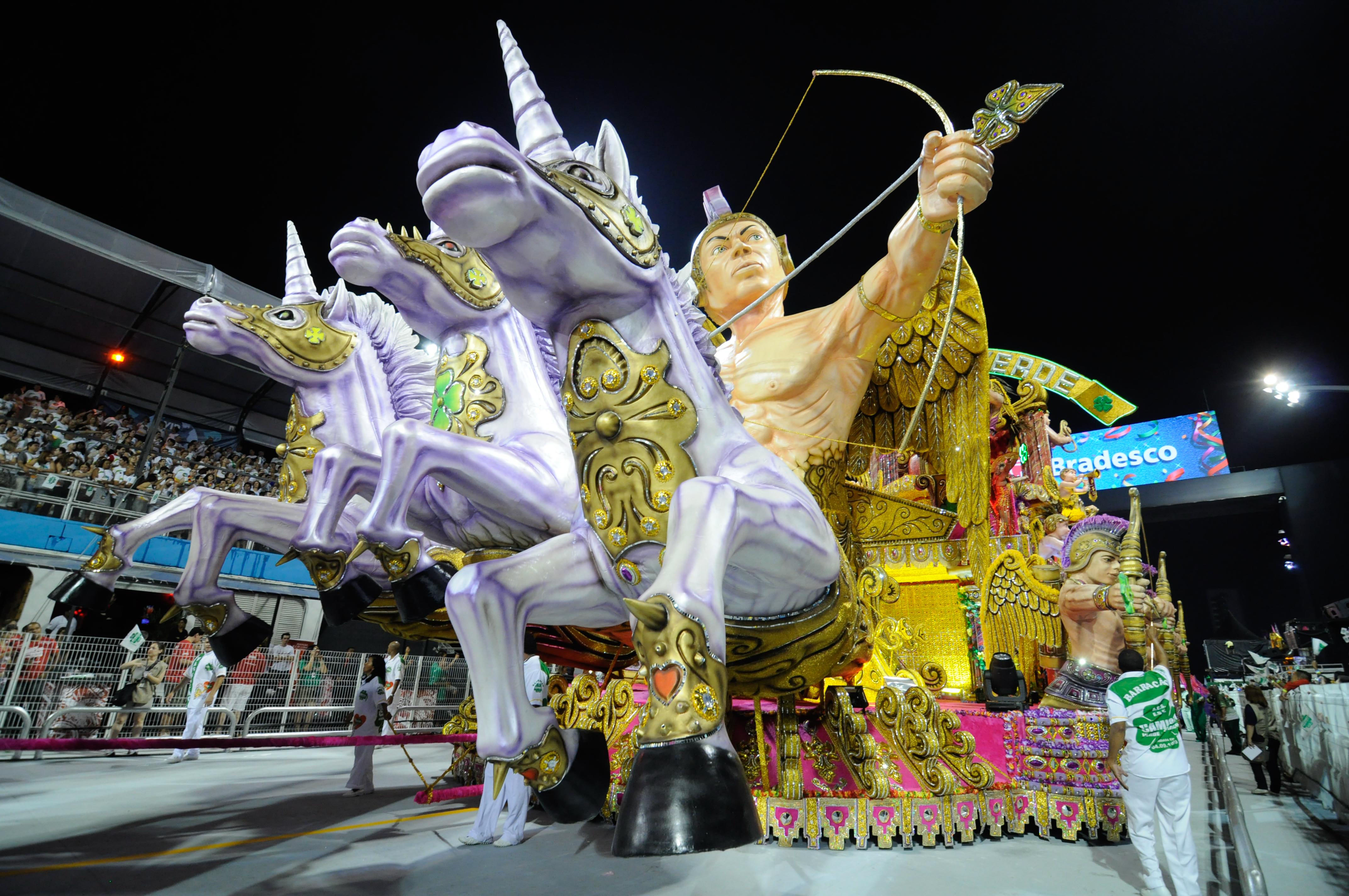 Desfile da Camisa Verde e Branco na noite desta sexta-feira (17), na abertura dos desfiles em São Paulo | Levi Bianco/Brazil Photo Press/Folhapress