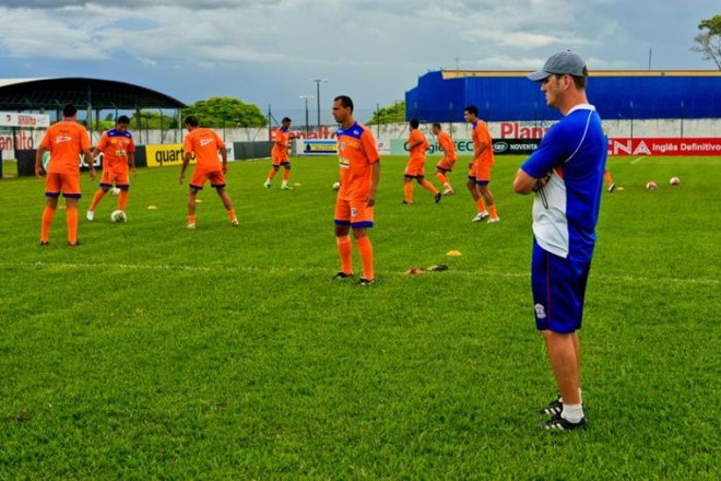 Paulo Turra comanda o treino do Cianorte: rotina de treinos não mudou no elenco | Antonio Costa / Gazeta do Povo