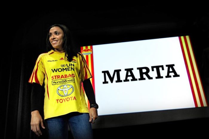 Marta na chegada ao Tyreso, equipe da Suécia onde jogará nesta temporada | Erik Martensson / EFE