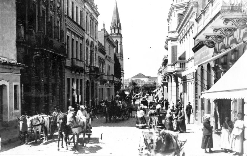 A antiga Rua José Bonifácio, na década de 1920: Groff tinha por característica o registro do cotidiano urbano | João Baptista Groff/Arquivo