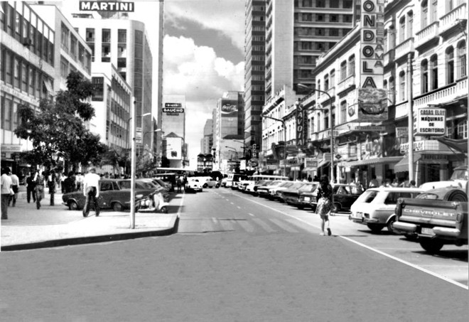 Parte da Rua XV já estava fechada para veículos. Apenas a primeira quadra ainda mantinha o tráfego, em 1972 |