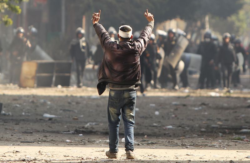 Manifestante enfrenta forças de segurança nas ruas do Cairo. Tumultos no país se acentuaram após briga durante jogo de futebol | Suhaib Salem/Reuters