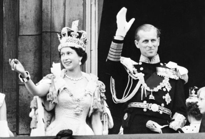 Rainha Elizabeth II - acompanhado pelo marido - acena para a multidão depois de ser coroada na Abadia de Westminter, em Londres | afp