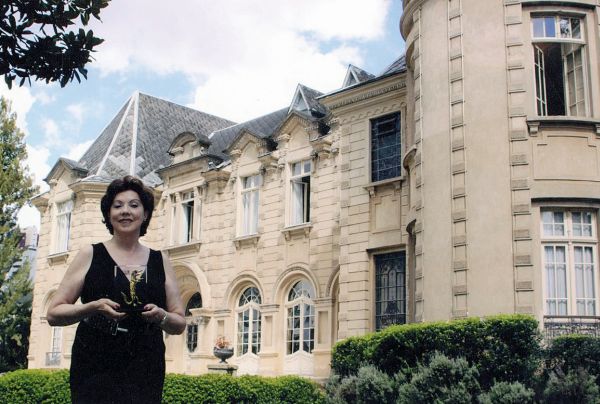 Pelo quinto ano consecutivo, o Castelo do Batel recebeu o Prêmio Caio como melhor espaço da Região Sul do Brasil para eventos de pequeno e médio porte. Admirável hostes daquele monumento arquitetônico, Vera Lupion posa naquele cenário com a láurea, considerada o Oscar de Eventos no país | Divulgação