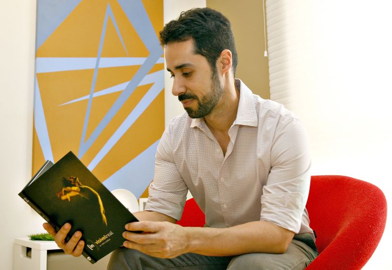 O artista visual Tom Lisboa, que registou a segunda versão do espetáculo: saudades da fotografia analógica | Hugo Harada/Gazeta do Povo