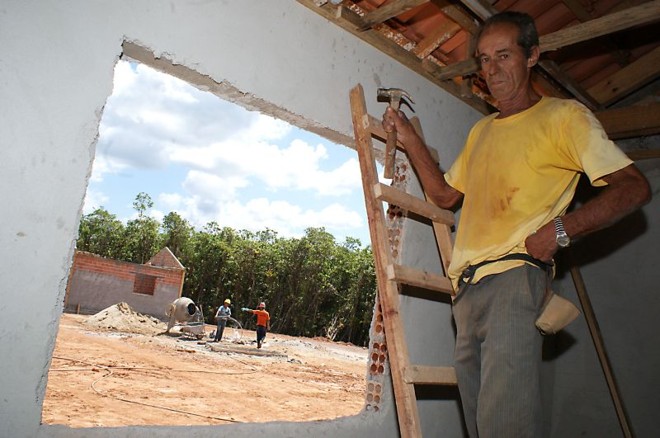 Manoel trabalha no canteiro de obras de Morretes, mas ainda não sabe qual será sua casa |