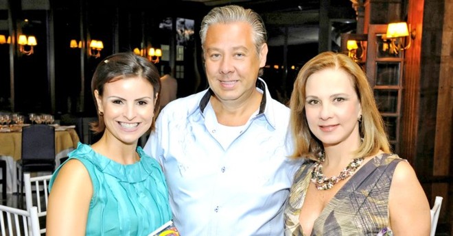 Reunião de parceiros- Eduardo Mourão reuniu parceiros profissionais em agradável jantar na última semana, para comemorar o sucesso dos trabalhos feitos pelo grupo. Entre as presentes, Jo Martins e Elizabeth Bianco, que foram abraçar o amigo | 