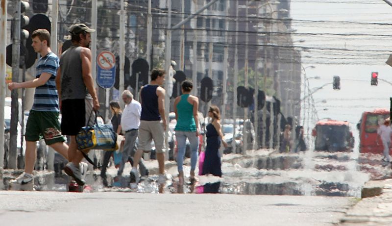 Ontem, a temperatura máxima na capital bateu os 33,5°C, a segunda mais alta de 2012. No sábado, o calor quebrou o recorde dos últimos seis anos ao chegar aos 34°C | Ivonaldo Alexandre/Gazeta do Povo