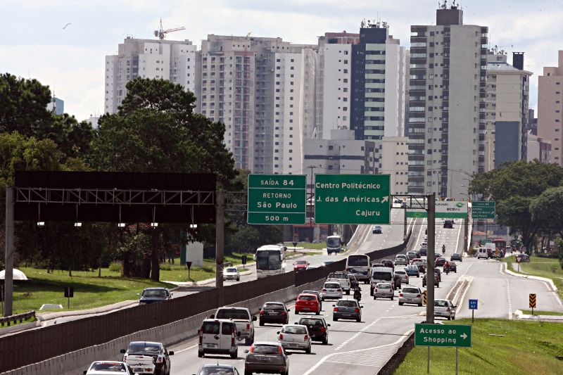 Na BR-277, o movimento foi intenso durante todo o dia de ontem: por hora, 2,3 mil veículos passaram pela rodovia | Felipe Rosa / Gazeta do Povo