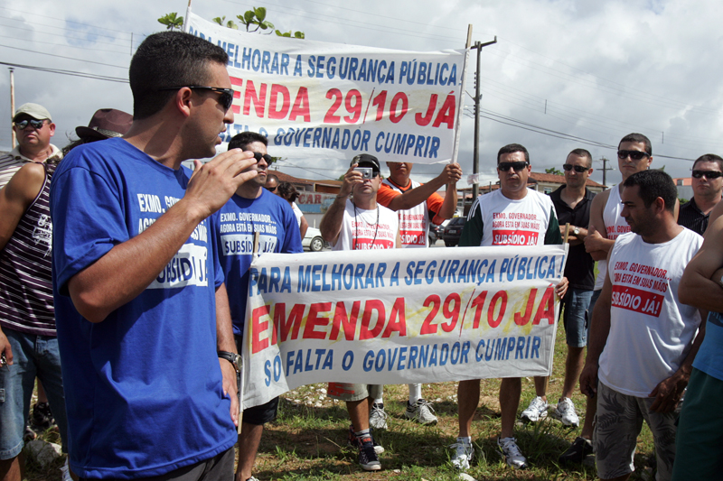 Policiais fazem carreata no Litoral pedindo o cumprimento da Emenda 29/10 pelo governo estadual | Henry Milléo / Agência de Notícias Gazeta do Povo