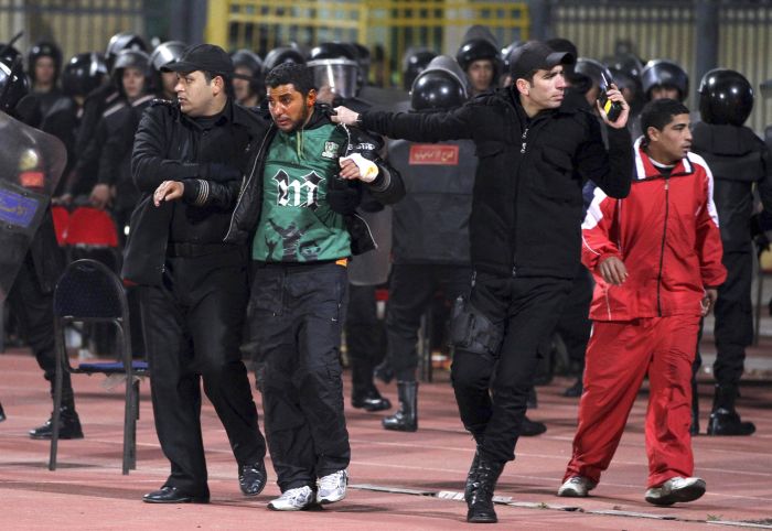 Polícia egípcia detém um dos torcedores que invadiram o gramado do estádio em Port Said | EFE