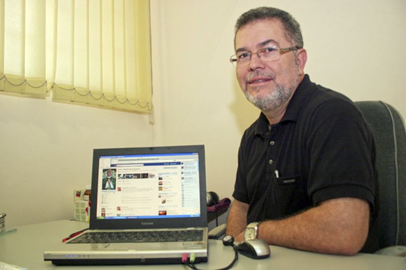 Um dia uma pessoa me pediu uma bênção pelo Facebook porque passava por um momento difícil. Então, pensei que poderia fazer isso para todos.
Carlos Alberto de Figueiredo, padre da Paróquia Nossa Senhora de Fátima em Cianorte, no Norte do Paraná | Arquivo Pessoal