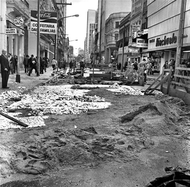 A cobertura do leito da Rua XV com pedras eliminou o trânsito de automóveis, em 1972 |