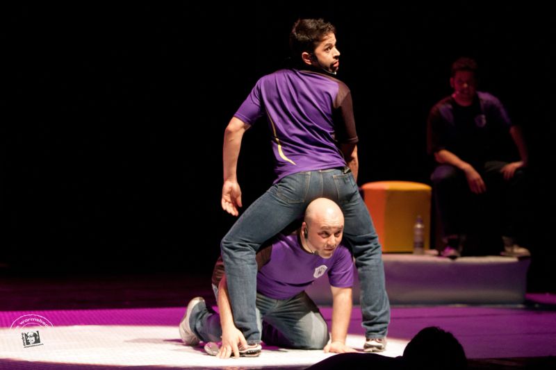 Marco Zenni (de frente) em Santo Improviso: expectativa de atrair ao teatro turistas que chegarão a Curitiba para o feriado | Andre Wormsbecker/Divulgação