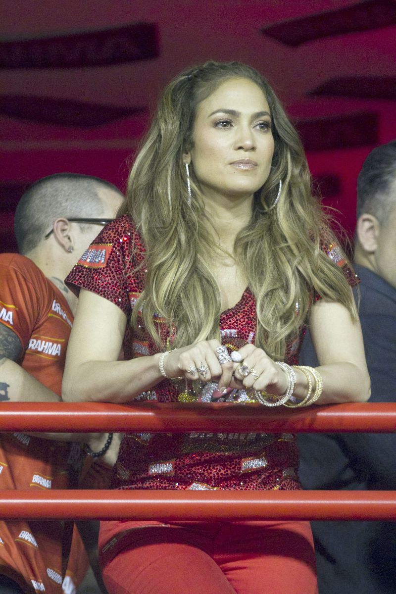 Jennifer Lopez, que em sua passagem pelo carnaval carioca mostrou animação oposta à do comercial de sua vinda para o evento, apareceu no Camarote da Brahma usando joias da brasileira H.Stern. Ela escolheu seis anéis da marca, todos de sua coleção particular | Divulgação H.Stern