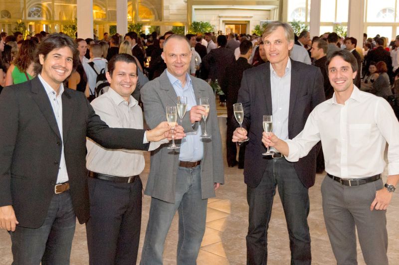 Noite de comemoração no Castelo do Batel, nesta quarta-feira, reuniu gigantes da área imobiliária local para a apresentação do Lifespace Curitiba, lançamento conjunto da Invespark e da Rossi. Os anfitriões foram Fábio Almeida Vasconcelos, da OgilvyFAV, responsável pelo planejamento de marketing do empreendimento; o diretor regional da Rossi, Gustavo Kosnitzer; o diretor de incorporações da Invespark, Eduardo Quiza; o diretor-geral da Invespark, Claudio Roth; e o gerente da Rossi Curitiba, Bruno Magnus Teodoro (todos da esq. para a dir.) | Naideron Jr.