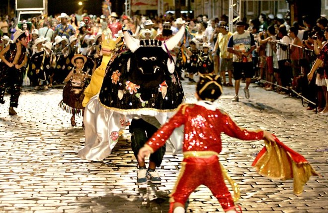 O desfile de blocos folclóricos encantou os foliões em Antonina |