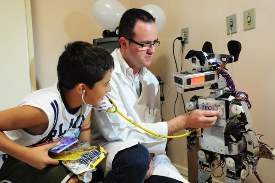 A visita que Tigrão faz em hospitais também deve ser estendida a escolas | João Borges/UP