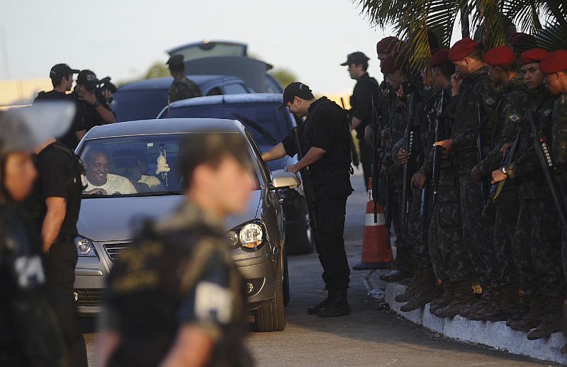 Policiais começaram a deixar o local às 6h30 desta quinta-feira | Reuters