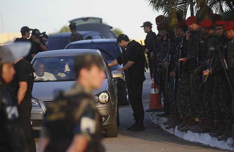 Policiais começaram a deixar o local às 6h30 desta quinta-feira | Reuters