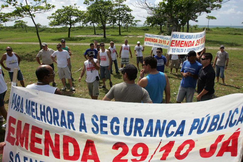 Cerca de 150 policiais militares fizeram uma manifestação ontem no Litoral do estado para pedir a regulamentação da Emenda 29 | Henry Milléo/ Gazeta do Povo