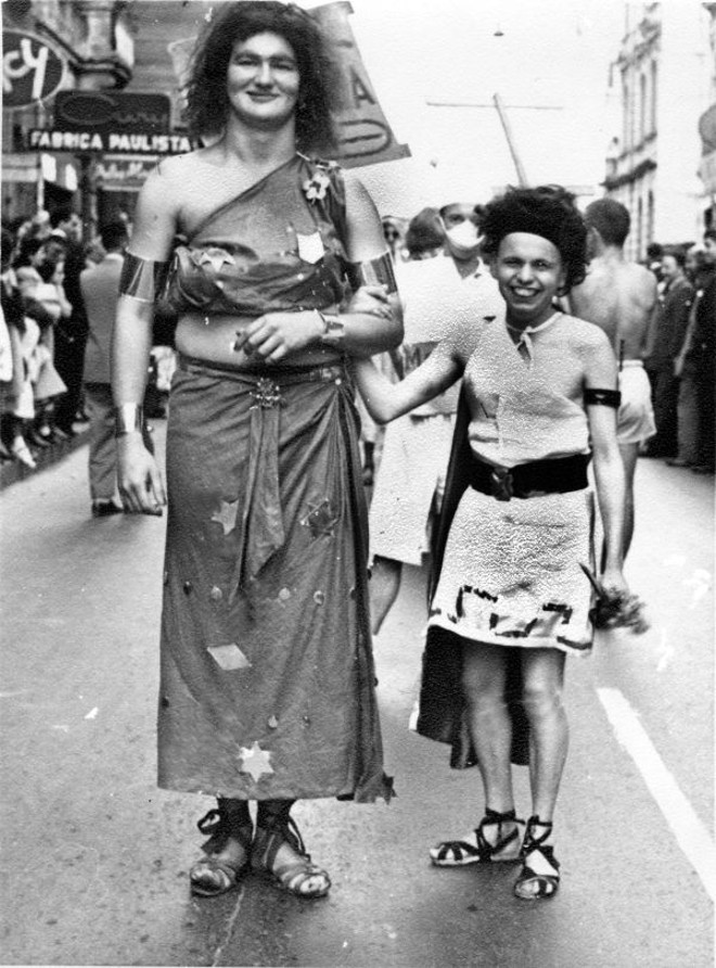 Dalila e seu Sansão participam do desfile dos calouros em março de 1955, na Rua XV |