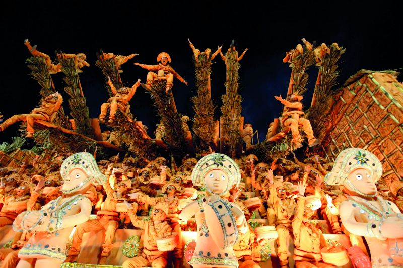 Além das referências a Luiz Gonzaga, a escola lembrou Mestre Vitalino, com um carro cheio de bonecos idênticos aos feitos pelo mestre do barro | Nacho Doce/Reuters