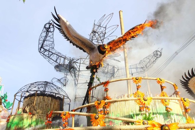 Carro alegórico usado no desfile foi queimado |