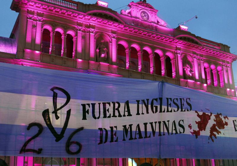 Faixa fixada em volta da sede do governo em Buenos Aires: Ingleses fora das Malvinas | Enrique Marcarian/Reuters