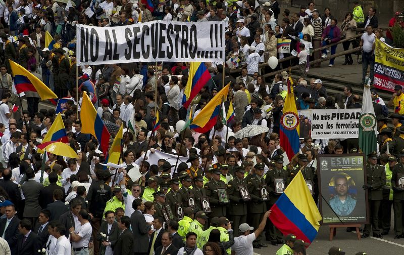 Centenas de civis e policiais protestaram contra as Farc e a morte de reféns em dezembro de 2011 | AFP PHOTO/Luis ACOSTA