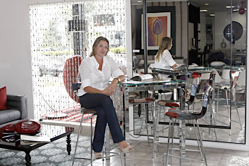 Cristina Lima, da Casa das Cadeiras: na contramão do setor, a loja não demitiu | Albari Rosa/ Gazeta do Povo