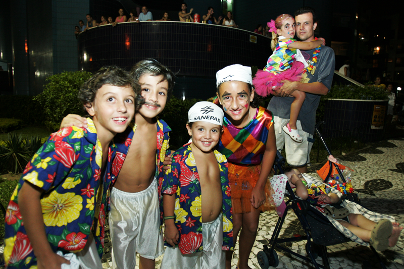 Da esquerda para a direita: João Miguel, Danilo, Cassiano, Gabriela, Rafael (no carrinho) e Maria Luisa (no colo do pai, João Cordeiro). Criançada foi para a avenida e dançou até cansar | Henry Milléo / Agência de Notícias Gazeta do Povo