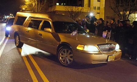 Carro fúnebre transportando o corpo da cantora chega a uma casa funerária em Newark, Nova Jersey, na noite de segunda-feira | Reuters