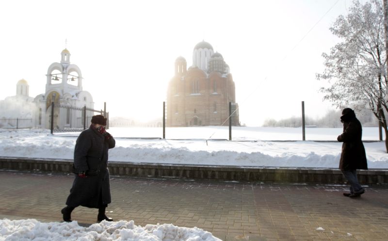 Mulher se protege do frio enquanto caminha por rua de Minsk, na Bielorússia onde temperaturas chegaram a -21.ºC | REUTERS/Vasily Fedosenko