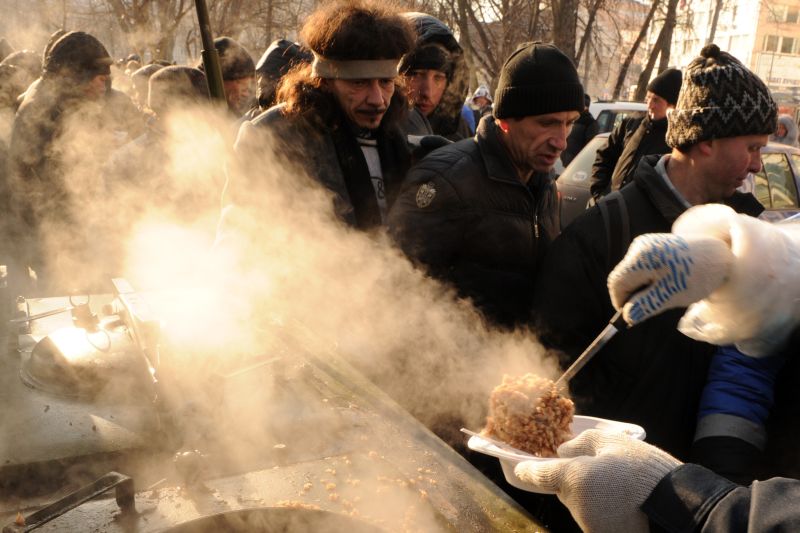Moradores de rua de Moscou recebem comida e bebida quente | AFP PHOTO / KIRILL KUDRYAVTSEV