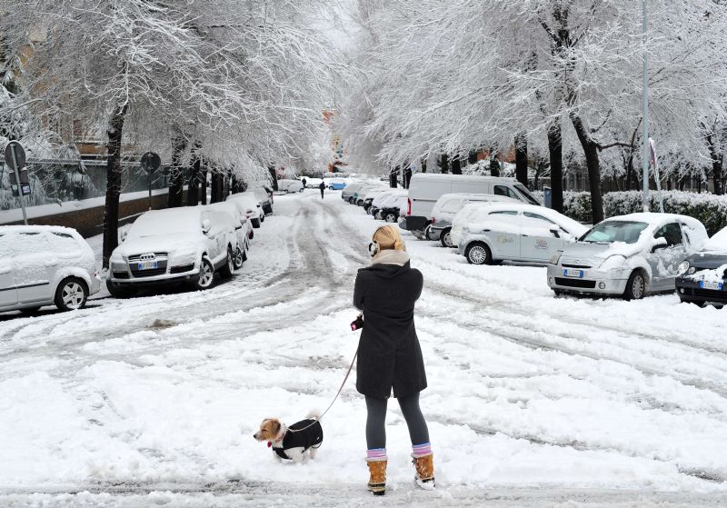 Ruas de Roma foram cobertas por neve neste domingo | afp