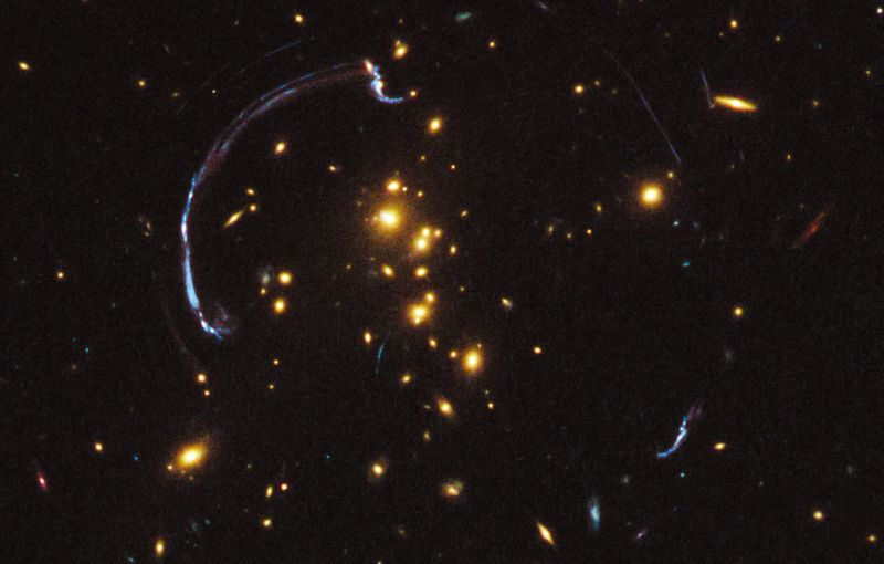 As galáxias mais distantes não só brilham mais tênues no espaço, como também aparecem muito menores | Hubble/Divulgação