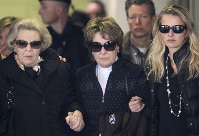 Rainha da Holanda, Beatrix, sua irmã, a princess Margriet e a mulher do príncipe Johan Frisos, Mabel, deixam hospital de Innsbruck | REUTERS/Heinz-Peter Bader