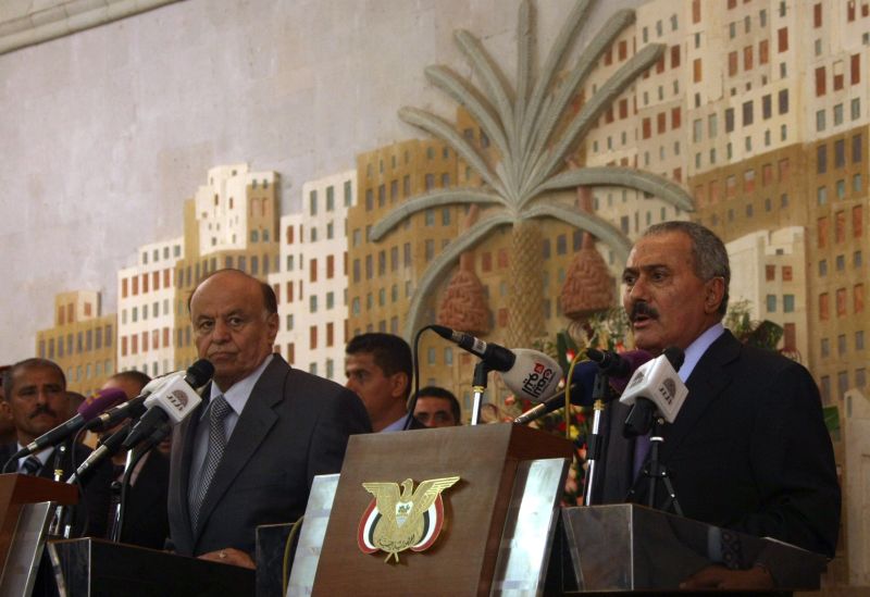 Abd-Rabbu Mansour Hadi (à esquerda) é empossado pelo ex-presidente do Iêmen Ali Abdullah Saleh durante cerimônia nesta segunda-feira | AFP PHOTO/ MOHAMMED HUWAIS
