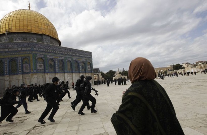 Polícia israelense e palestinos se enfrentam em frente à mesquita Al-Aqsa | REUTERS/Ammar Awad