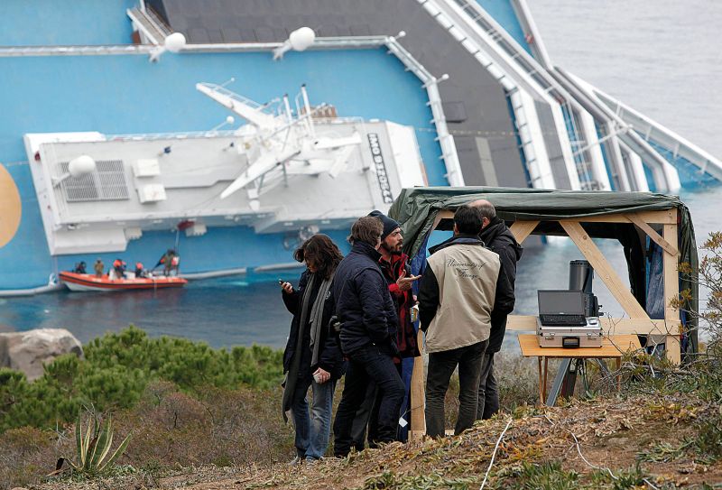 Por meio de radar, geólogos e jornalistas monitoram os movimentos do Costa Concordia em estação às margens da água | Darrin Zammit Lupi/Reuters