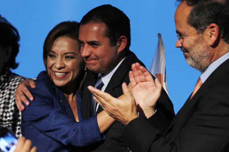 Josefina Vazquez Mota abraça oponente Ernesto Cordero após vencer as primárias do seu partido, no México | REUTERS/Edgard Garrido